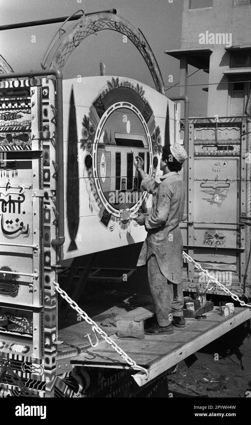 Pakistan, Peshawar, 25.10.1990. Archiv-Nr.: 21-49-10 Fotos der Stadt Peshawar Foto: LKW-Malerei [automatisierte Übersetzung] Stockfoto