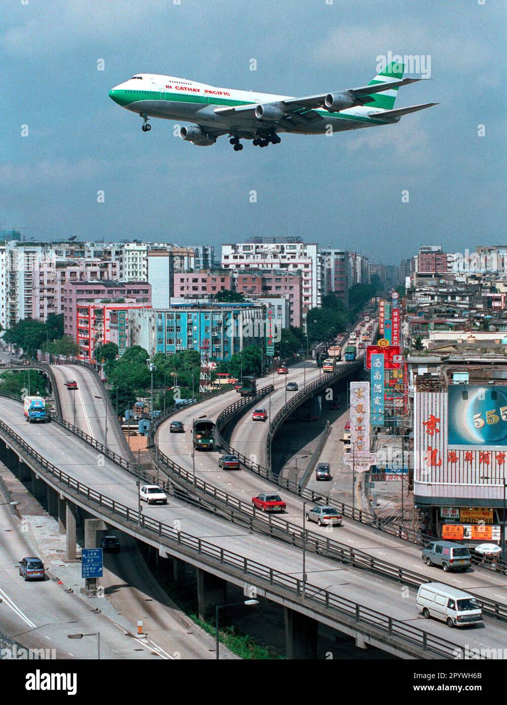 HKG , HONGKONG : Ein Jumbo-Jet ( Boeing 747 ) von Cathay Pacific nähert sich Hongkong nahe der Stadt , August 1995 [automatisierte Übersetzung] Stockfoto