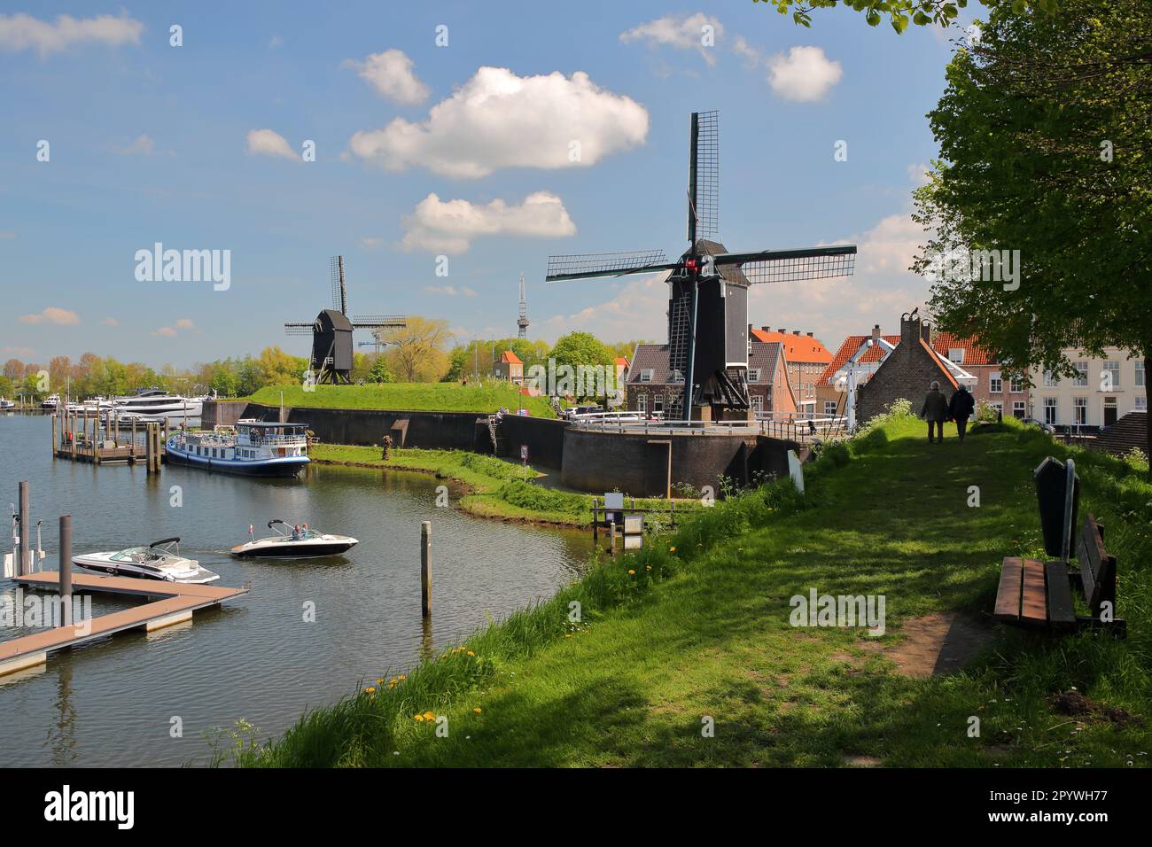 Der Hafen von Heusden, Nordbrabant, Niederlande, eine befestigte Stadt, 19km km von Hertogenbosch entfernt, mit Windmühlen und Anlegebooten Stockfoto