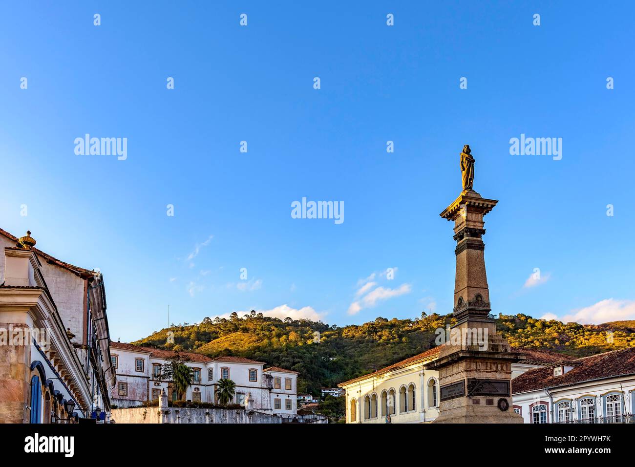 Zentraler Platz der historischen Stadt Ouro Preto, umgeben von Häusern und Hügeln im Kolonialstil, Brasilien Stockfoto