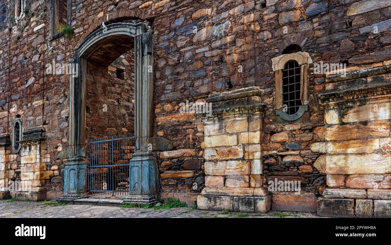 Starke Steinmauern einer unvollendeten historischen Kolonialkirche in Ruinen der Stadt Sabara in Minas Gerais, Brasilien, Brasilien Stockfoto