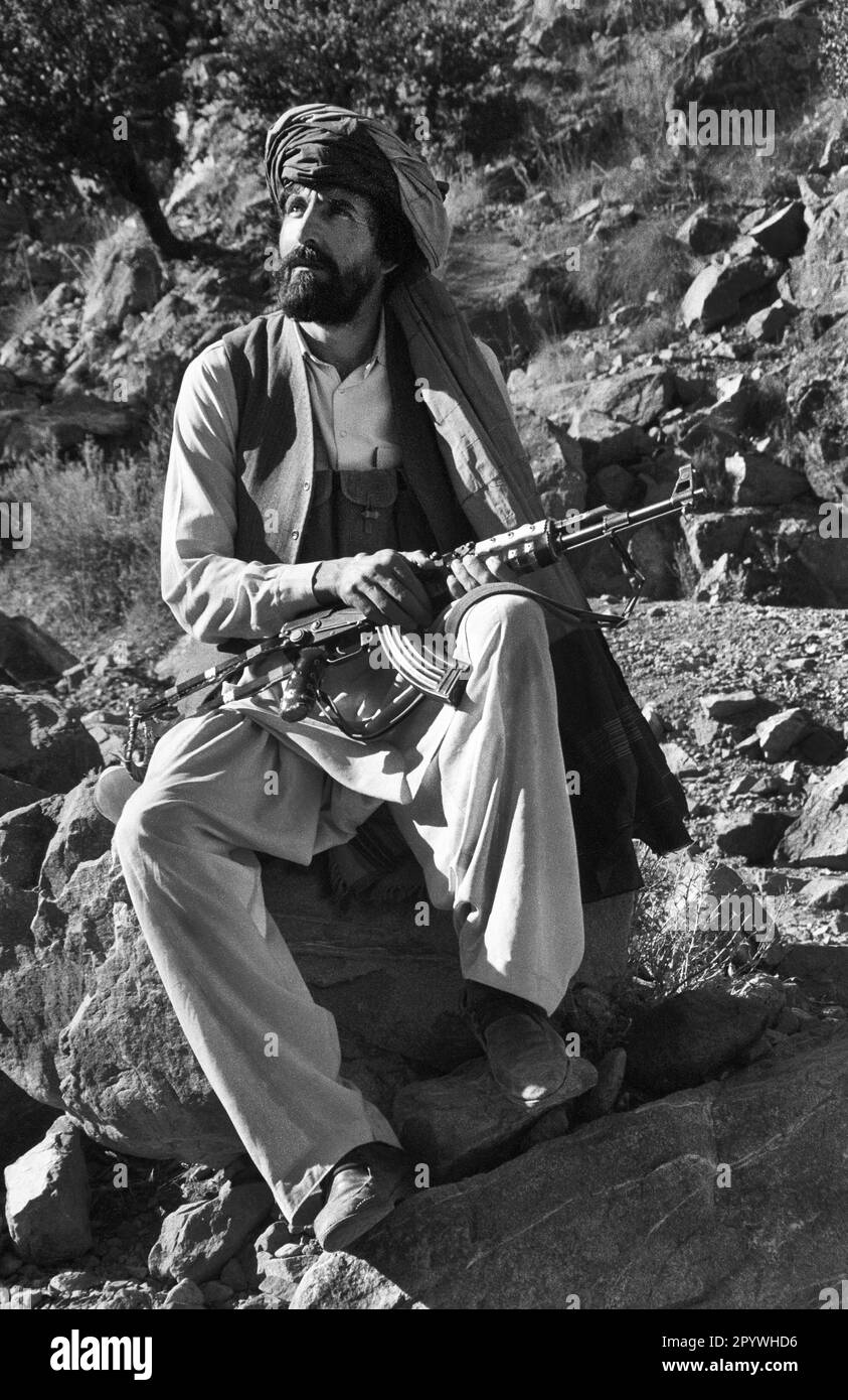 Afghanistan, Miranshah, 24.10.1990. Archiv-Nr.: 21-41-09 Foto: Ein Mudschaheddin-Kämpfer in den Bergen. [Maschinelle Übersetzung] Stockfoto
