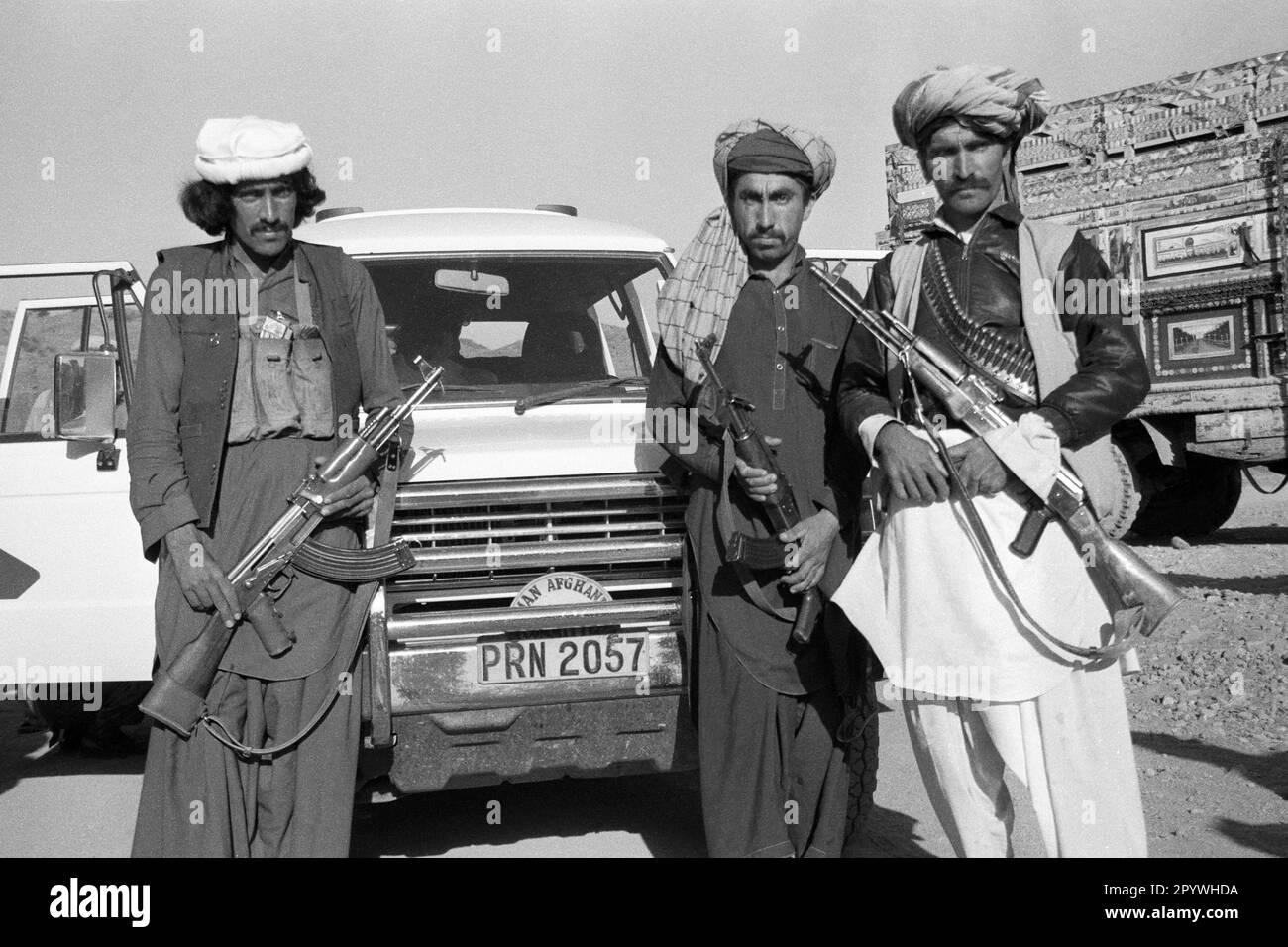 Afghanistan, Khost, 24.10.1990. Archiv-Nr.: 21-72-06 Foto: Leibwächter von Khazan-Gul Tani, Kommandeur der Mudschaheddin. [Maschinelle Übersetzung] Stockfoto