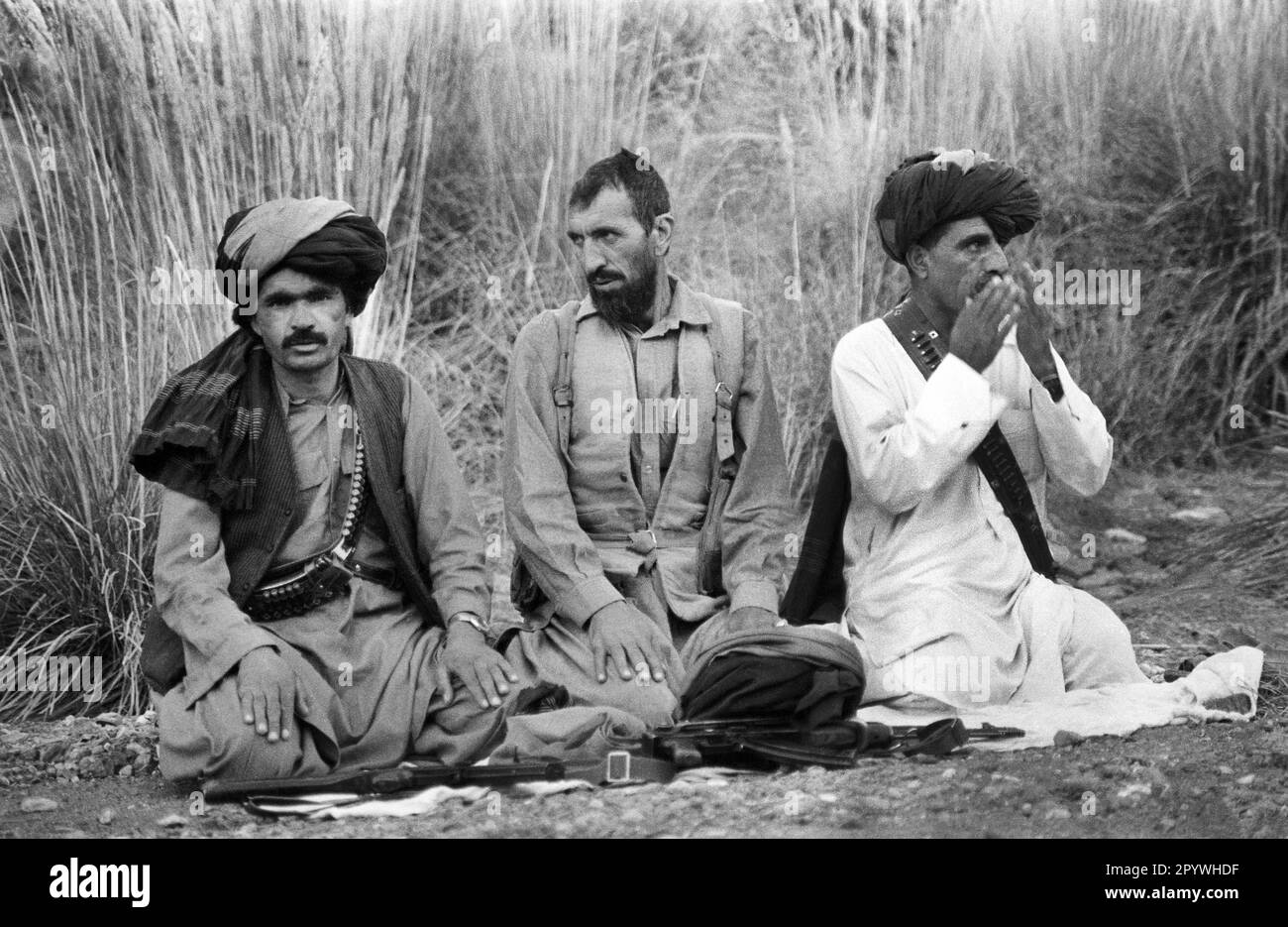 Afghanistan, Tani, 24.10.1990. Archiv-Nr.: 21-56-27 Foto: Ein Mudschaheddin-Kämpfer in den Bergen betet. [Maschinelle Übersetzung] Stockfoto