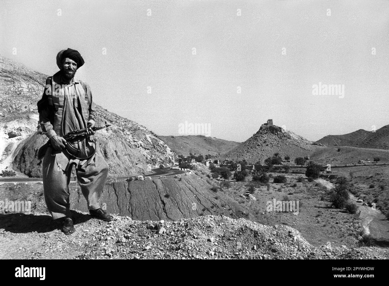 Afghanistan, Miranshah, 24.10.1990. Archiv-Nr.: 21-42-01 Foto: Ein Mudschaheddin-Kämpfer in den Bergen. [Maschinelle Übersetzung] Stockfoto