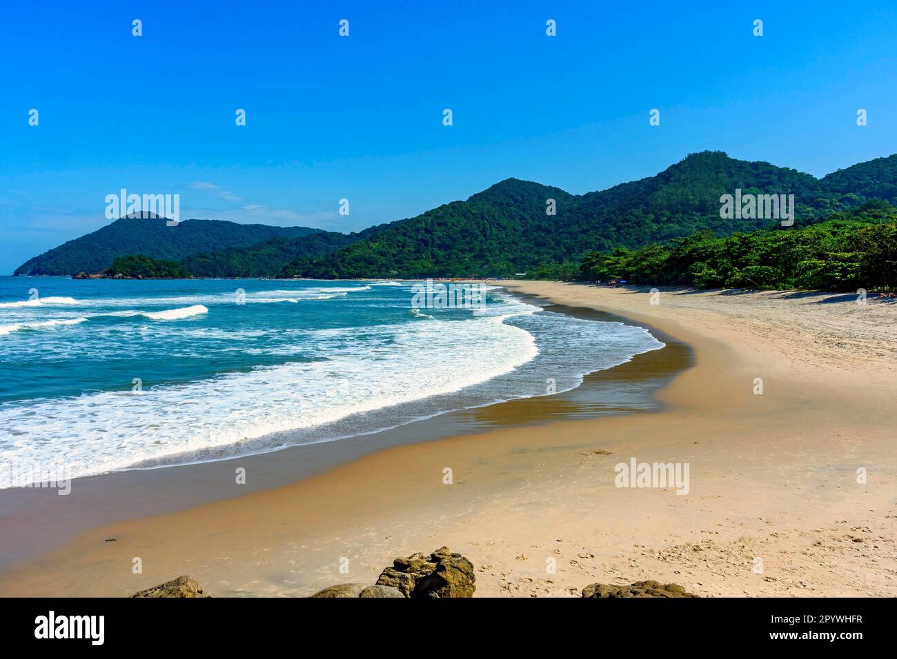 Strand in Bertioga an der Nordküste des Bundesstaates Sao Paulo, umgeben von unberührten Wäldern und Bergen, Brasilien Stockfoto