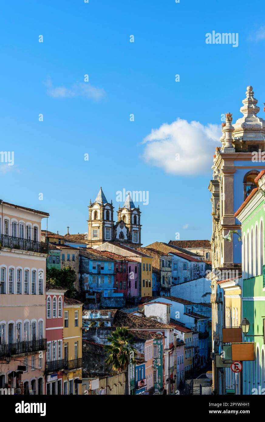 Farbenfrohe Straßen, Häuser, Pisten und Kirche im historischen Bezirk Pelourinho in der Stadt Salvador in Bahia, Brasilien Stockfoto