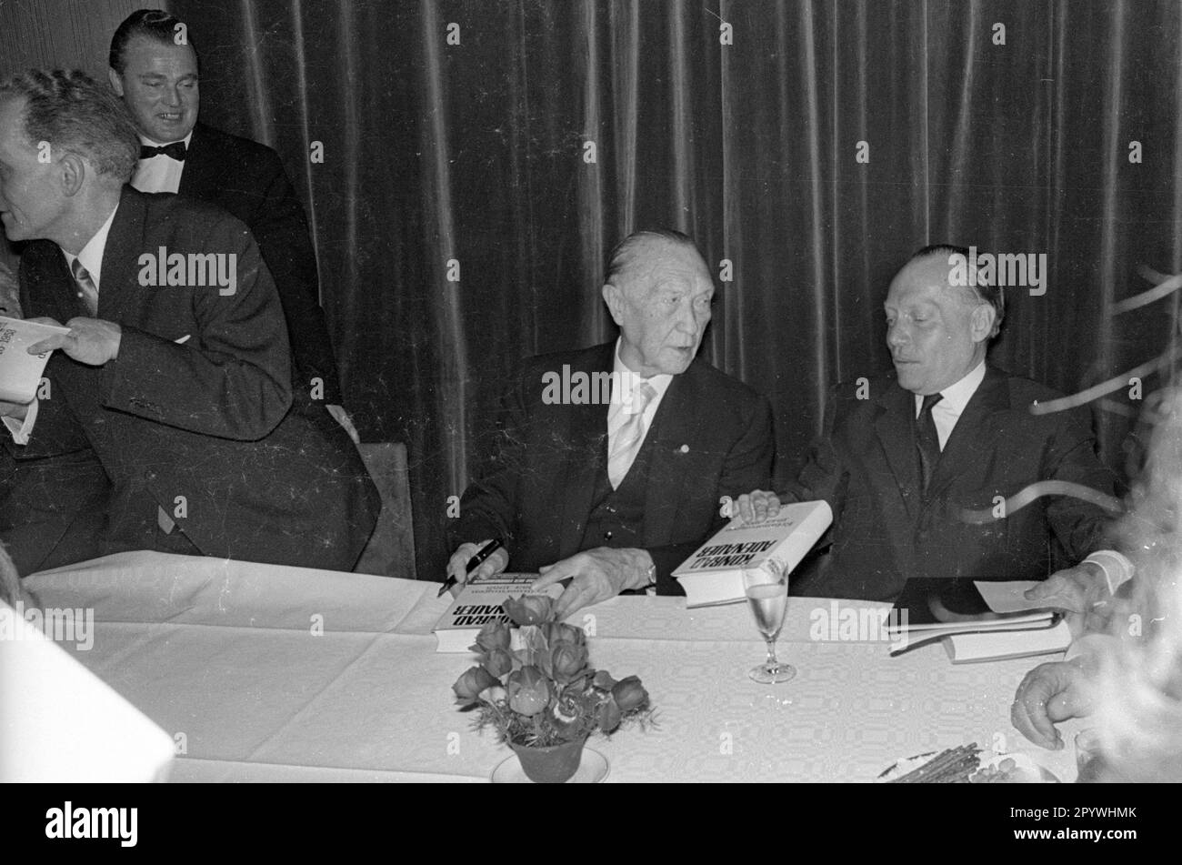 "Am 28. Februar 1967 kam der ehemalige Kanzler Konrad Adenauer nach München zur Premiere des Films " 90 Jahre Deutsche Geschichte - 90 Jahre Konrad Adenauer" der Münchner Insel-Filmgesellschaft. Bei einem Empfang. [Maschinelle Übersetzung]' Stockfoto