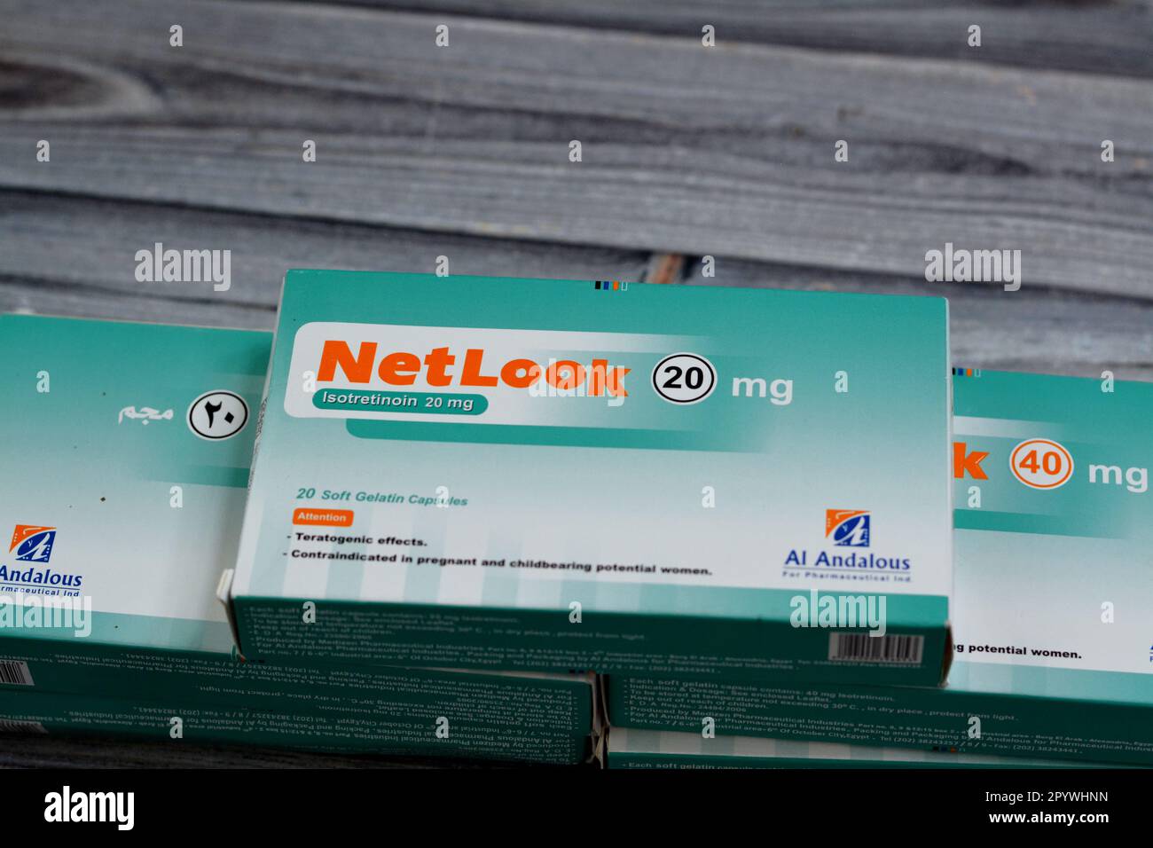 Kairo, Ägypten, Mai 2 2023: NetLook Weichgelatinekapseln, Isotretinoin ist ein oral verschreibungspflichtiges Medikament, das Talgdrüsen beeinflusst und verwendet wird, um Stockfoto