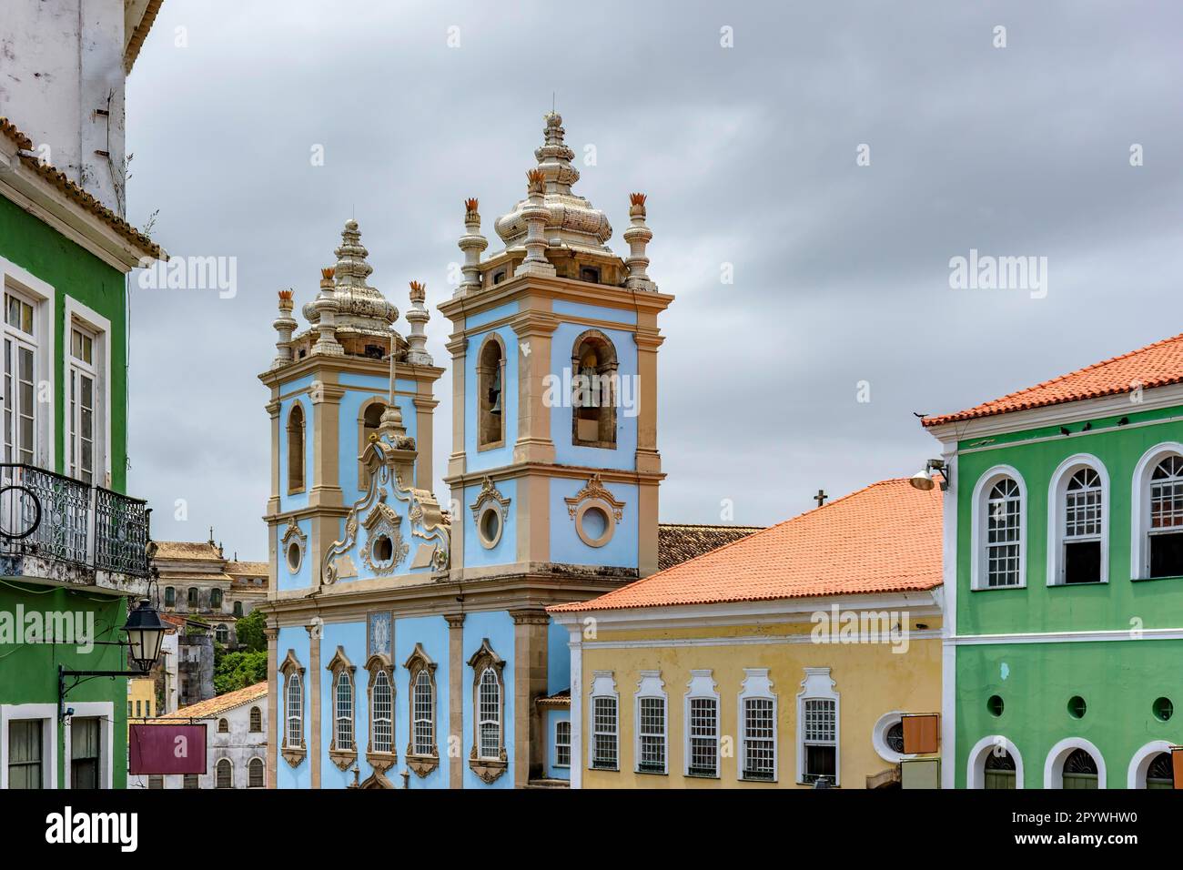 Farbenfrohe Fassaden von Kirchen und historischen Häusern im Viertel Pelourinho in Salvador, Bahia, Brasilien Stockfoto