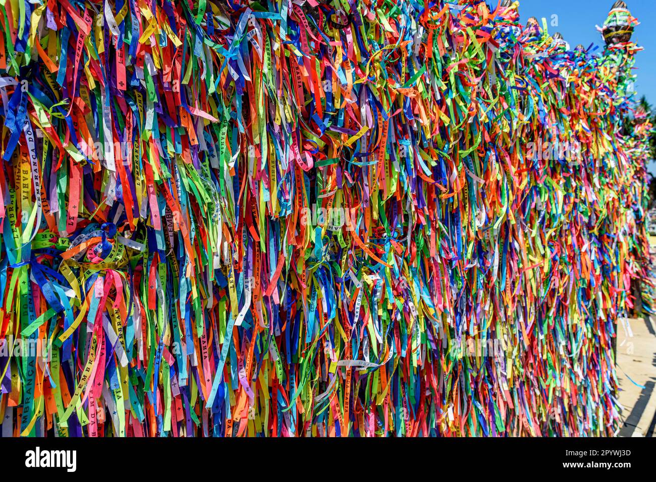 Berühmte Bänder unseres lord do Bonfim, der angeblich Glück bringt und traditionell in der Stadt Salvador in Bahia, Brasilien, ist Stockfoto