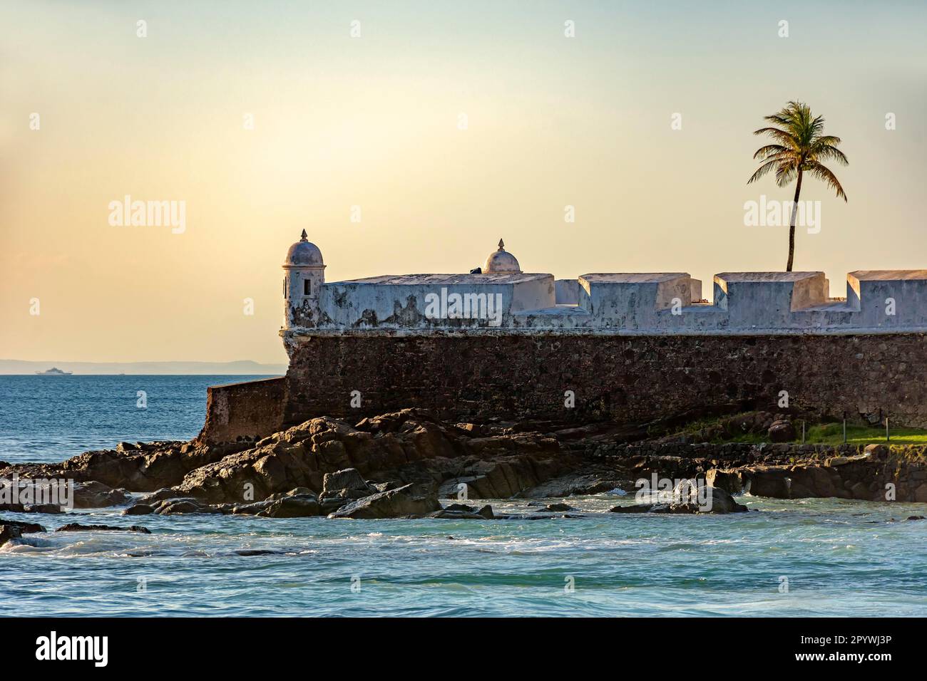 Festungsmauern aus dem 17. Jahrhundert, verantwortlich für die Verteidigung der Bucht von Todos os Santos in der Stadt Salvador in Bahia, Brasilien Stockfoto