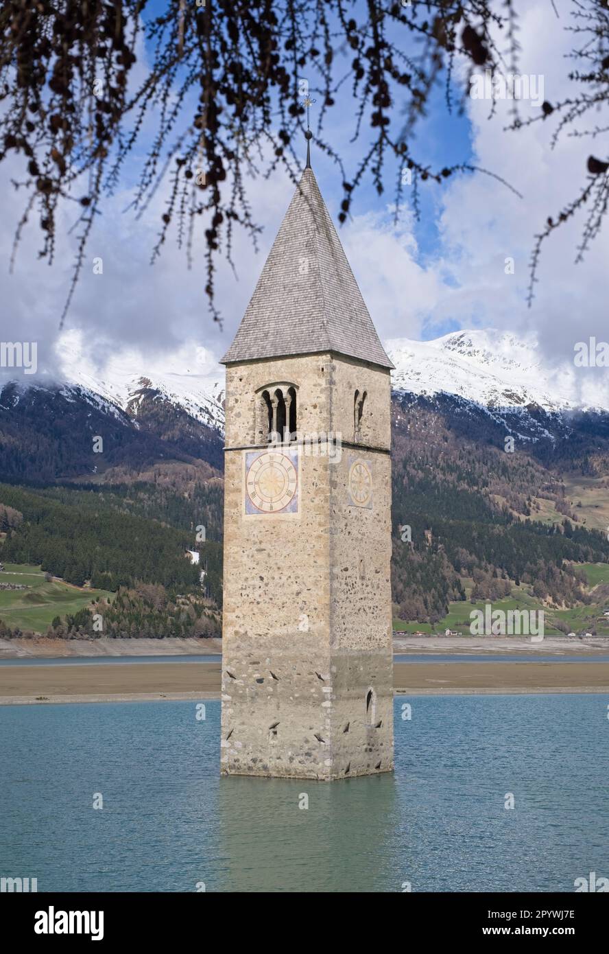 Curon Venosta, ItaIy - 29. April 2023: Wundervolle Landschaften in Italien. Malerischer Blick auf den Turm der versunkenen Kirche am See Resia. Trentino-Alto Adi Stockfoto