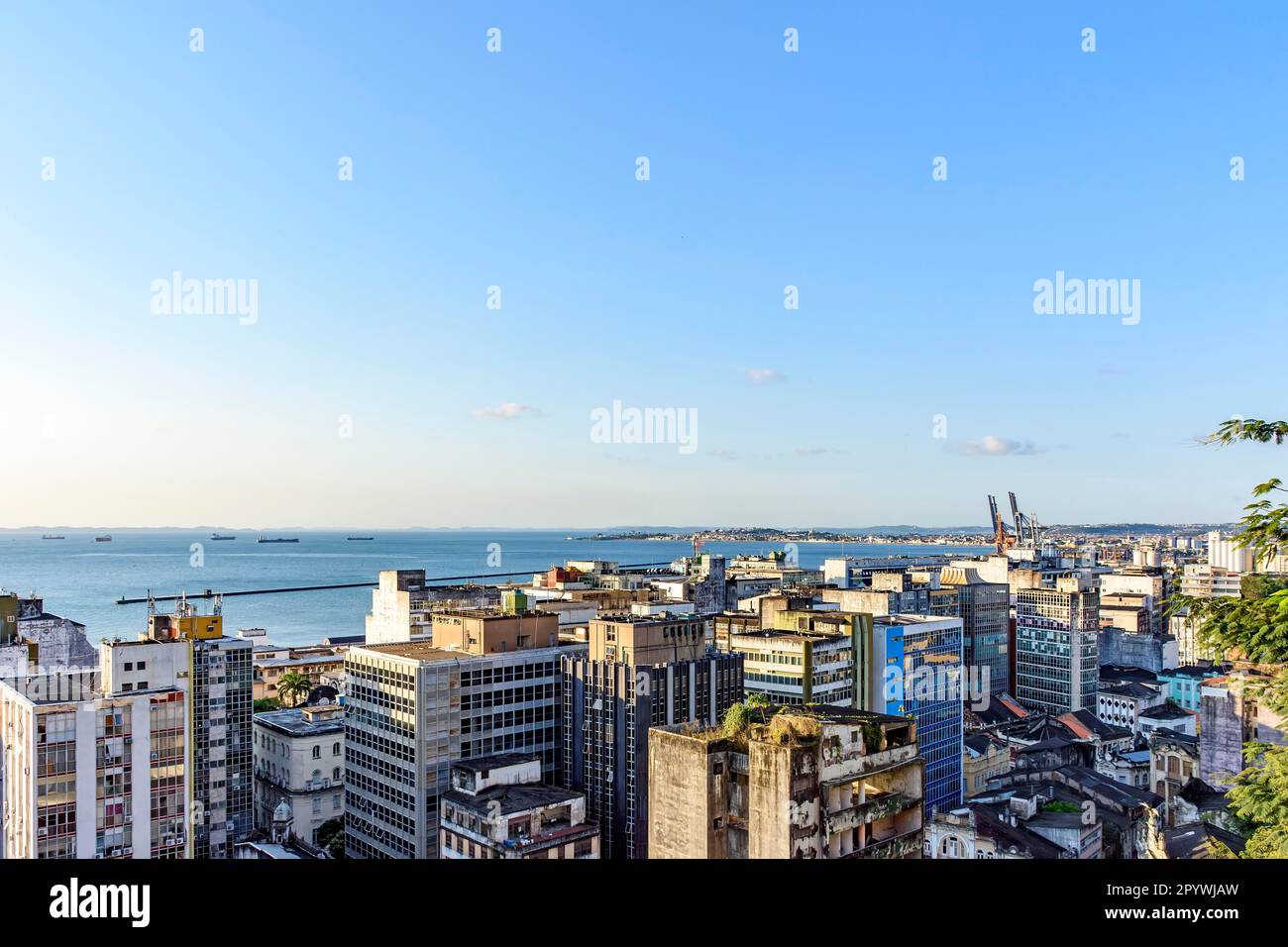 Gebäude und Hafen der Stadt Salvador mit der Bucht der Allerheiligen im Hintergrund im Bundesstaat Bahia, Brasilien, Brasilien Stockfoto