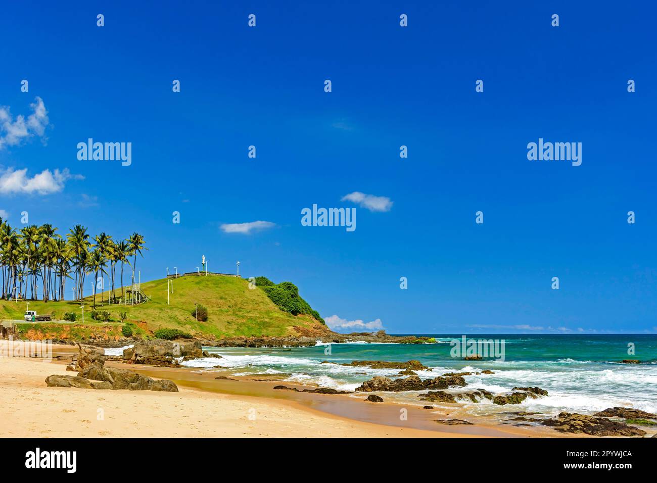 Christenhügel umringt vom Strand, Meer und den Felsen umgeben vom Meer und den Felsen am Barra Beach im Zentrum von Salvador in Bahia, Brasilien Stockfoto