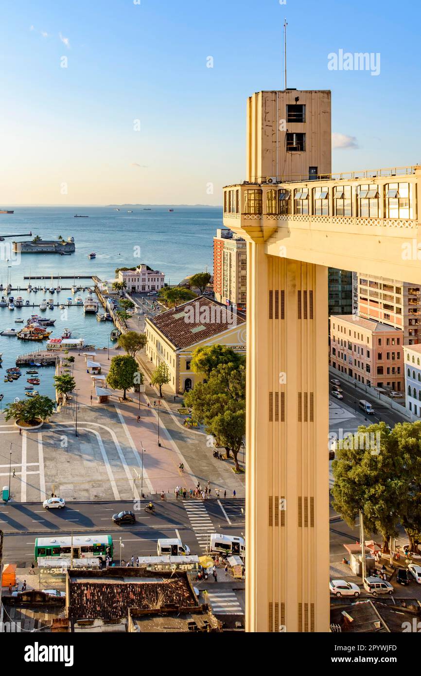 Blick auf die Bucht von All Saints und den Lacerda-Aufzug in der berühmten Stadt Salvado bei Sunsetr, Bahia, Brasilien Stockfoto