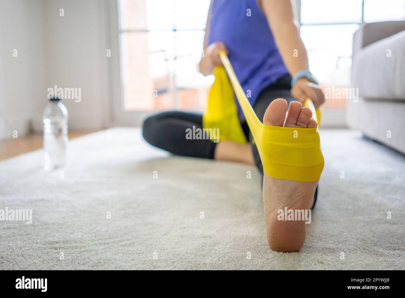 Workout zu Hause online. Eine weiße Frau, die zu Hause trainiert. Stretching-Workout. Stockfoto