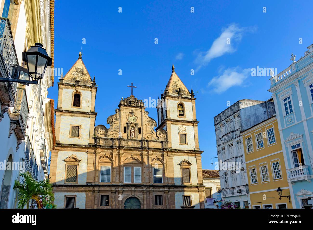 Alte und historische Kirchenfassade am zentralen Platz des Viertels Pelourinho in Salvador, Bahia, Nordostregion Brasiliens, Brasilien Stockfoto