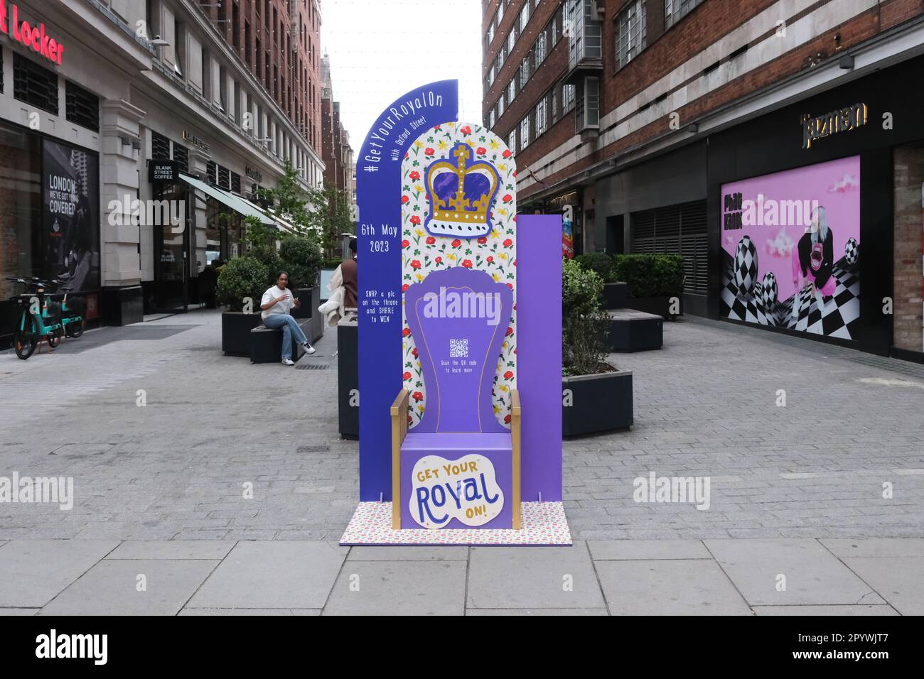 Oxford Street, London, Großbritannien. 5. Mai 2023 Krönung von König Karl III.'Thrones' in der Oxford Street. Kredit: Matthew Chattle/Alamy Live News Stockfoto
