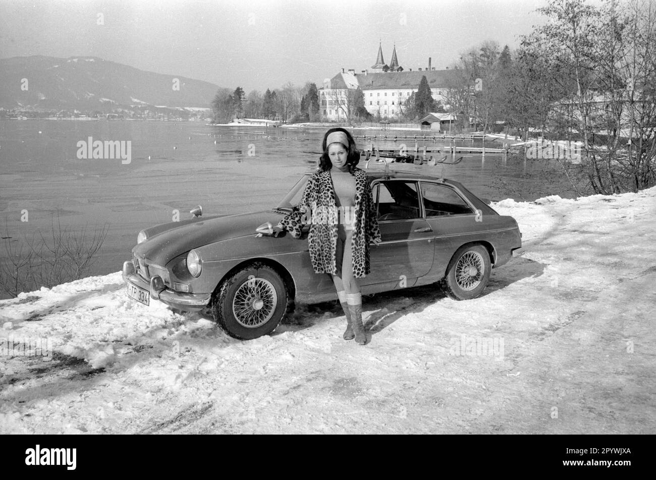 Testung eines Volvo am winterlichen Tegernsee im Jahr 1967. Im Hintergrund das Gebäude des ehemaligen Klosters und des heutigen Herzoglich Bayerischen Brauhauses Tegernsee. [Maschinelle Übersetzung] Stockfoto