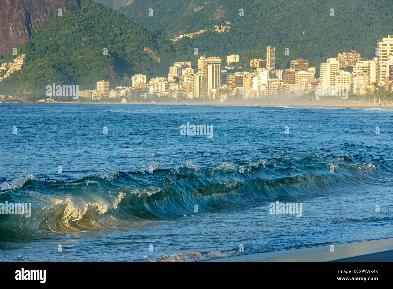 Vormittag am Strand von Ipanema in Rio de Janeiro mit seinen Gebäuden, dem Meer- und Stadtleben, Brasilien Stockfoto