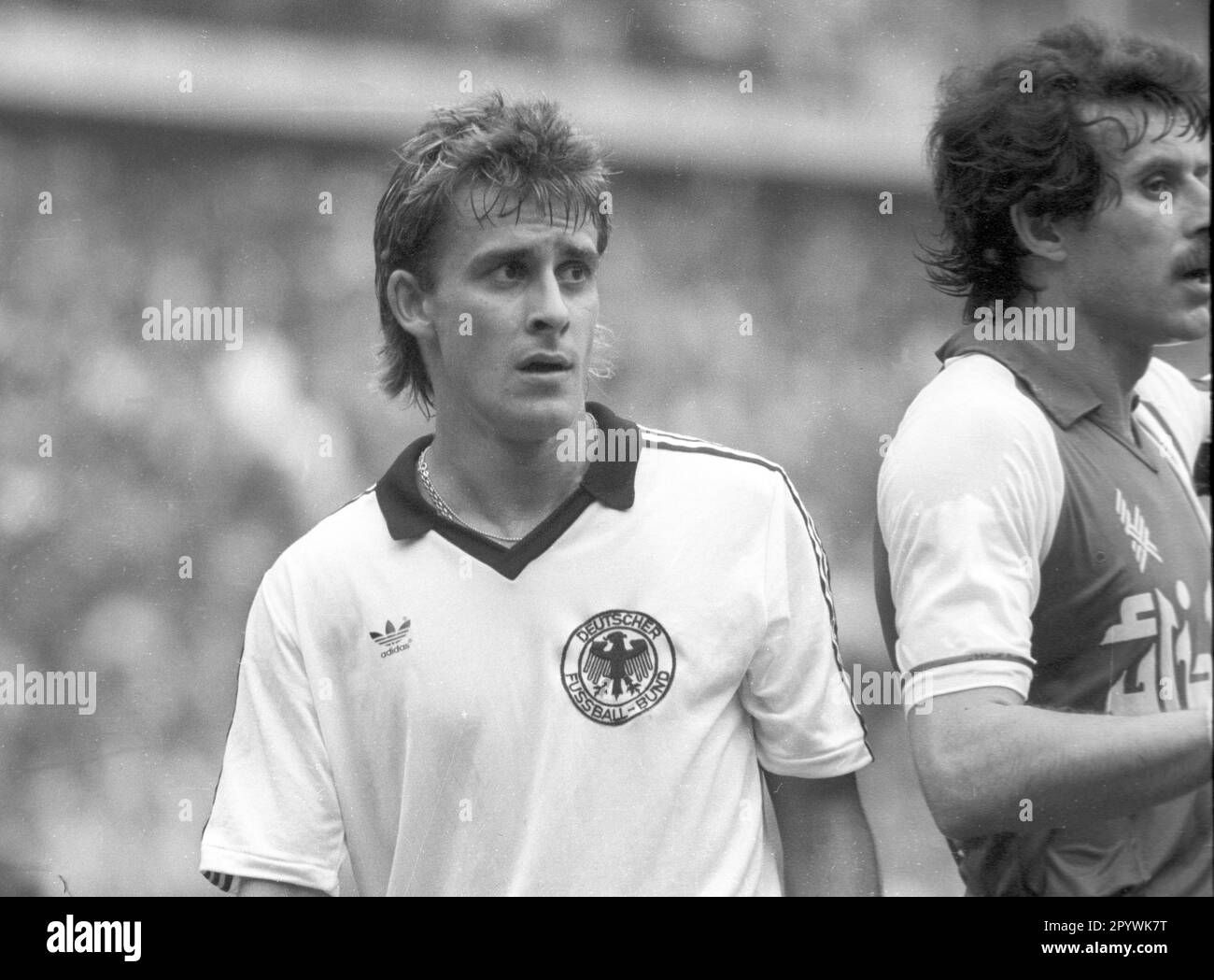 Fußball-Weltmeisterschaft 1982 in Spanien. Erste Runde: Algerien - Deutschland 2:1 / 16.06.1982 in Gijon. / Pierre Littbarski (FRG) im Spiel. [Maschinelle Übersetzung] Stockfoto