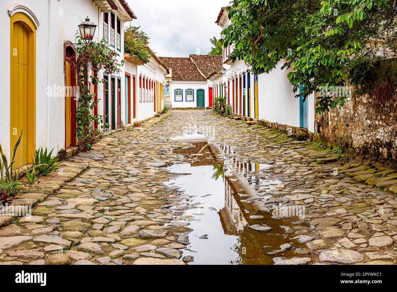 Kopfsteinpflasterstraße mit bunten Kolonialhäusern und Reflexionen in den Pfützen in der historischen Stadt Paraty, Rio de Janeiro, Brasilien, Brasilien Stockfoto