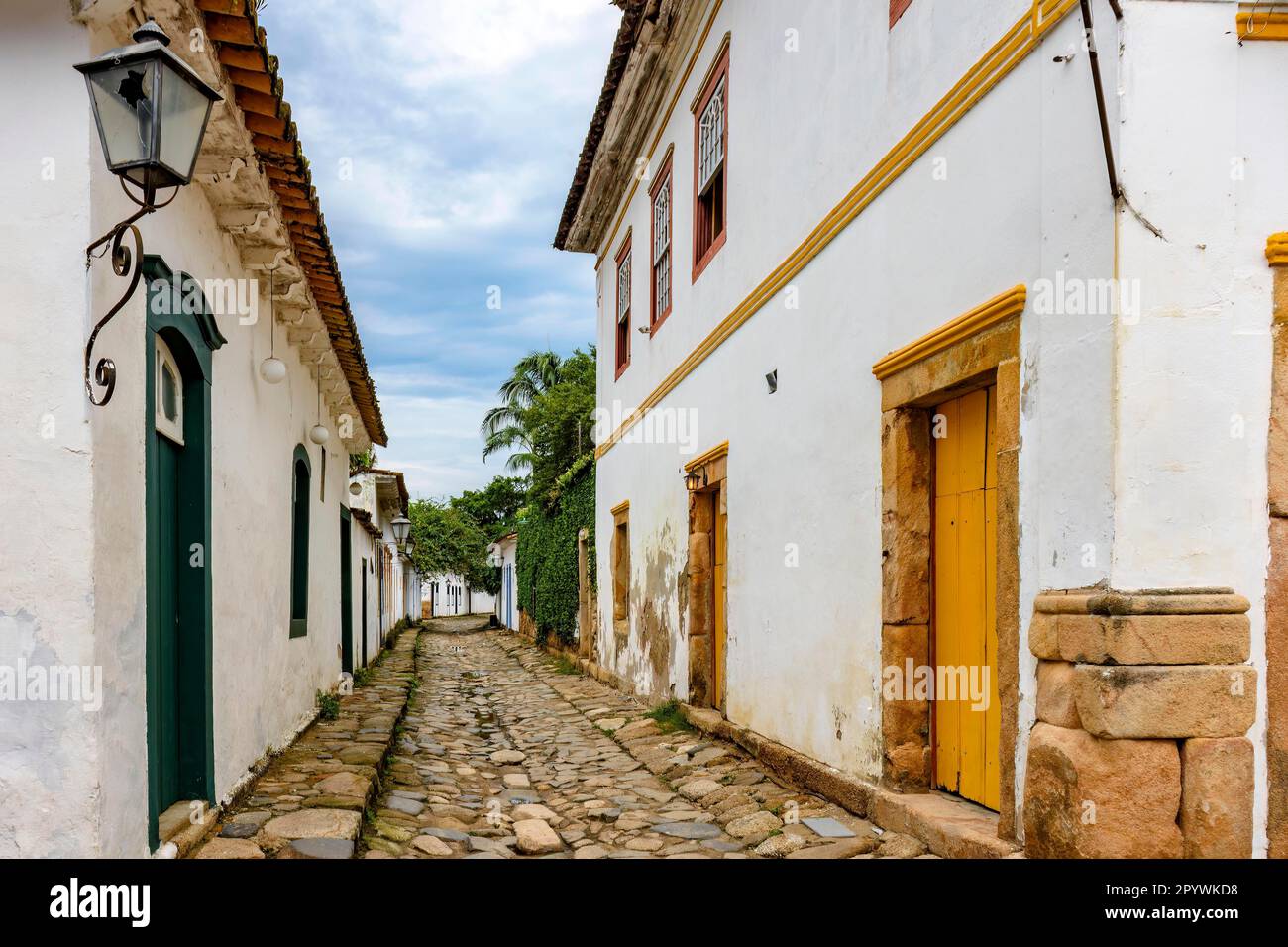 Traditionelle Straße in der historischen Stadt Paraty im Bundesstaat Rio de Janeiro mit Kopfsteinpflaster und Häusern im Kolonialstil, Brasilien Stockfoto