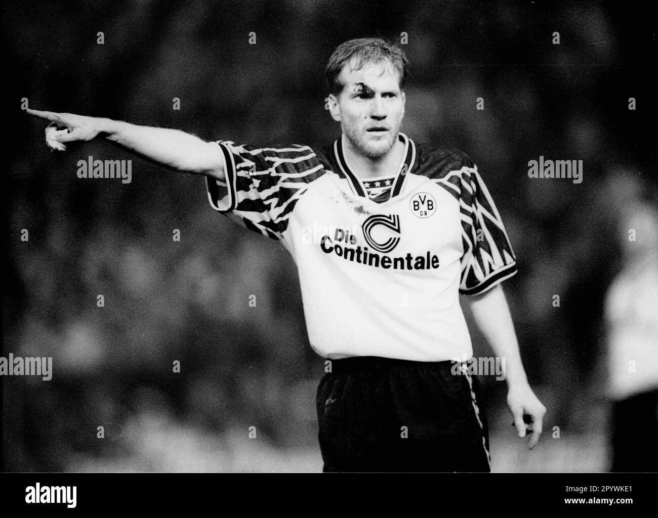 Bor. Moenchengladbach – Bor. Dortmund (3:3/26.11.1994). Matthias Sammer (BVB) mit Kopfverletzung nach Kollision mit Heiko Herrlich (MG). [Maschinelle Übersetzung] Stockfoto