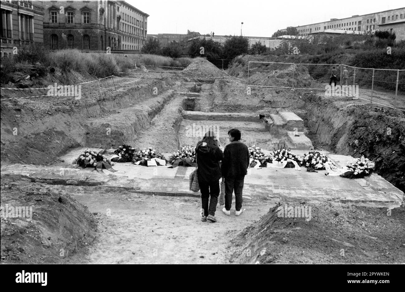 Berlin-Bezirke / Geschichte / 5.5.1985 Kreuzberg: Eine Bürgerinitiative - Aktives Museum - gräbt nach Kellern des ehemaligen Gestapo-Hauptquartiers auf einem Stück Schutt im Gropiusbau, um begrabene Geschichte aufzudecken. // Nazi / Polizei / Denkmal / Ansichten [automatisierte Übersetzung] Stockfoto