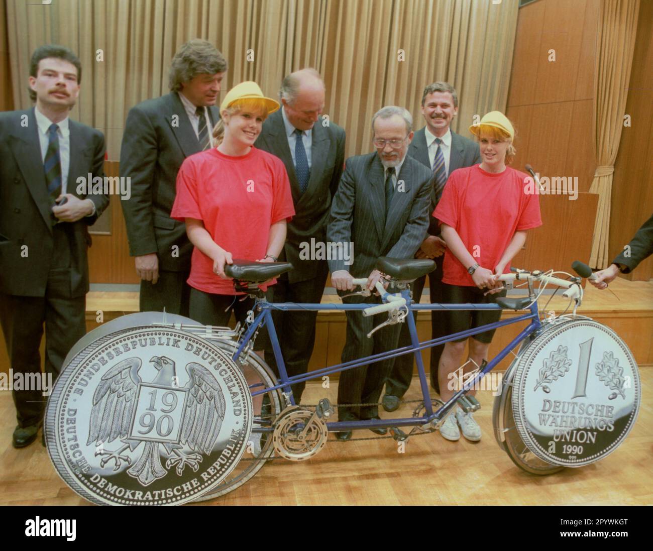 Berlin / DDR / Wirtschaft / Vereinigung / 1990 schrittweise Vereinigung. Mitte 1990 ist die deutsche Währungsunion vollendet. Umtausch der DDR-Marke in Deutsche Mark. Hier ist eine Pressekonferenz mit Premierminister Lothar de Maiziere. Auf der Münze steht: Bundesrepublik und Demokratische Republik / Währungsunion / DDR-Mark / Vereinigung / DM / Wechselkurs [automatisierte Übersetzung] Stockfoto