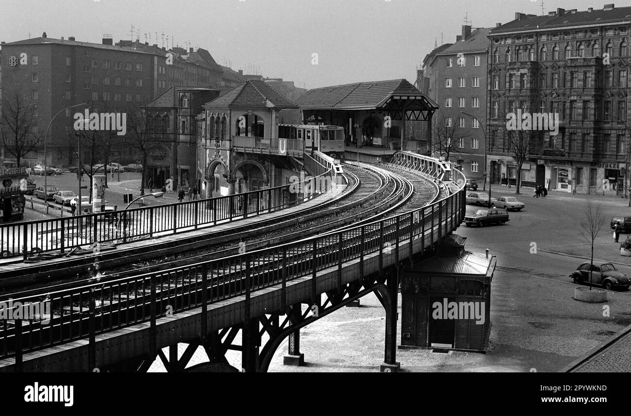 Stadtteile Berlin / Kreuzberg / 1976 Schlesisches Tor mit der U-Bahn, Hochbahn. Der Bahnhof war der letzte Halt vor Ostberlin, die Oberbaumbrücke über die Spree war geschlossen, nur Fußgänger durften sie überqueren. Deshalb gab es so wenige Autos. [Maschinelle Übersetzung] Stockfoto