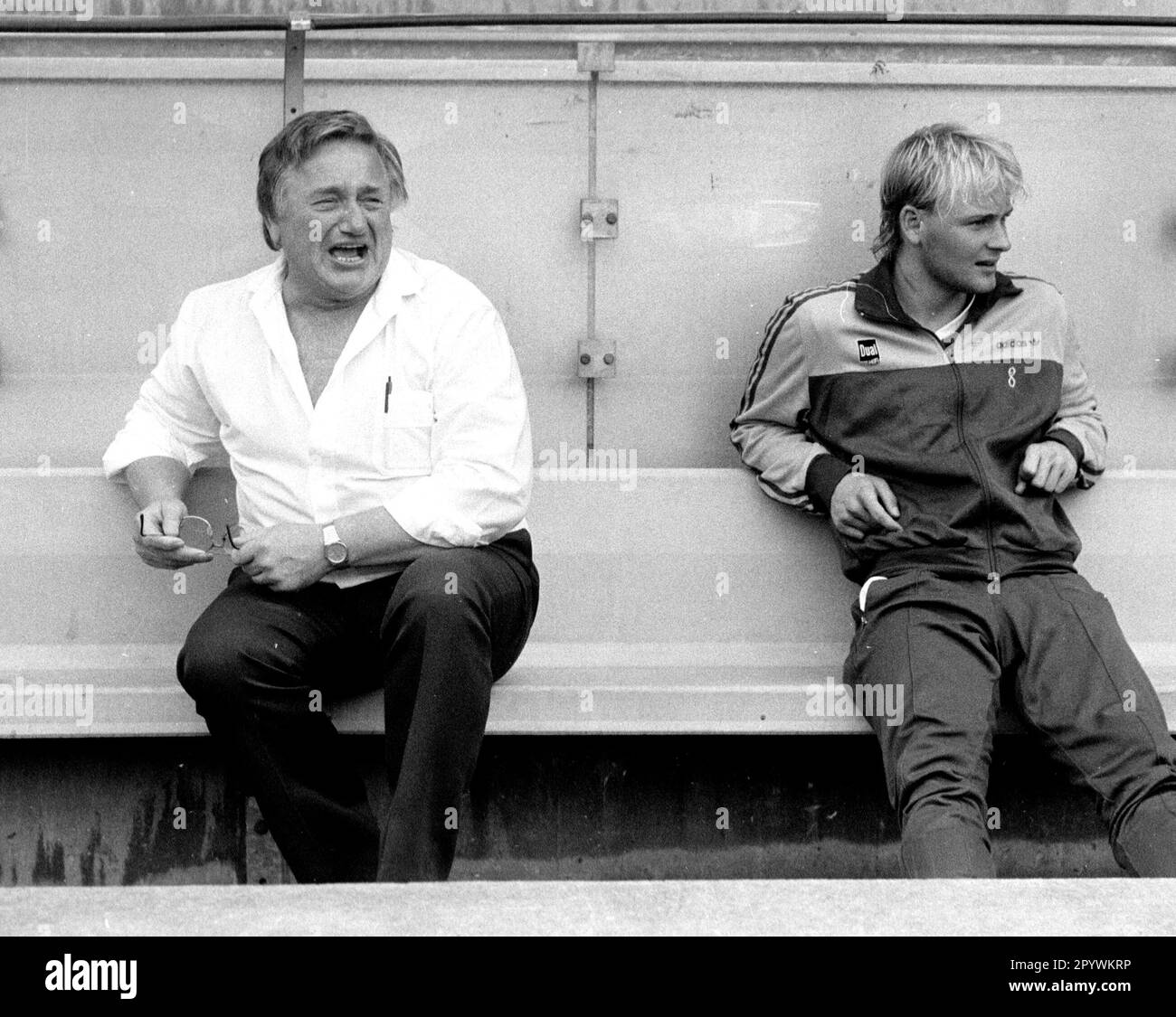 1. FC Köln - Schalke 04 3:1/15.05.1988. Schalke ist entlassen. Coach Charly Neumann (links) in Verzweiflung. Bjaerne Goldbaek auf der rechten Seite. [Maschinelle Übersetzung] Stockfoto