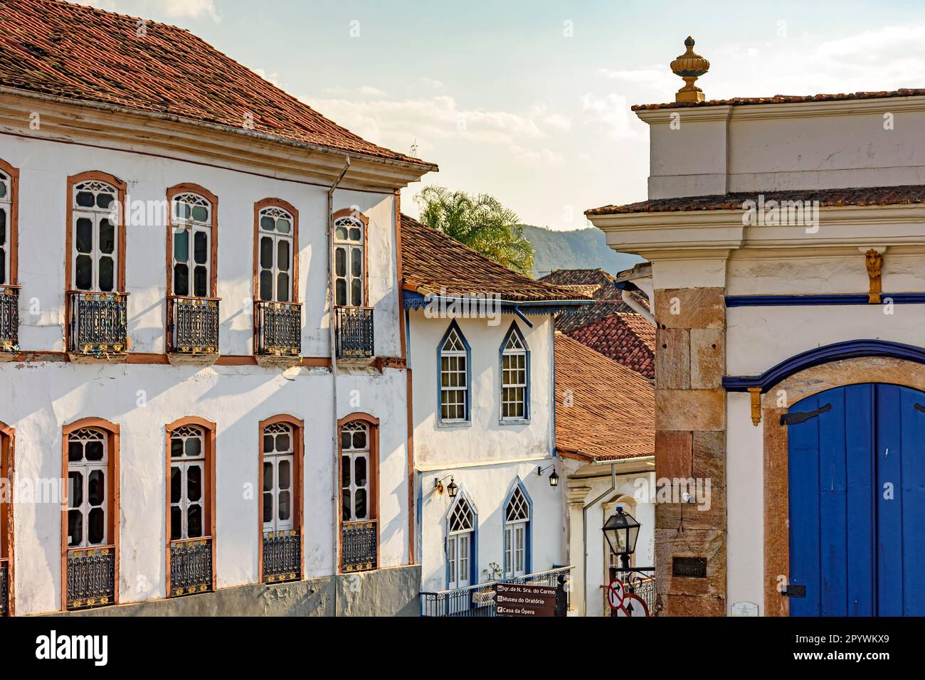 Historische Kolonialhäuser in der Stadt Ouro Preto mit seinen typischen Fassaden historischer Städte im Inneren des Staates Minas Gerais, Brasilien Stockfoto