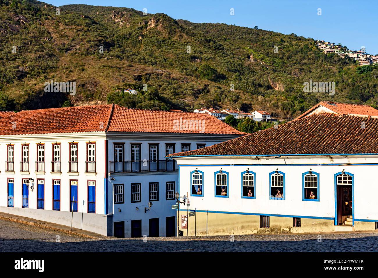 Häuser im alten Kolonialstil in der historischen Stadt Ouro Preto im Bundesstaat Minas Gerais, Brasilien mit Bergen im Hintergrund, Brasilien Stockfoto