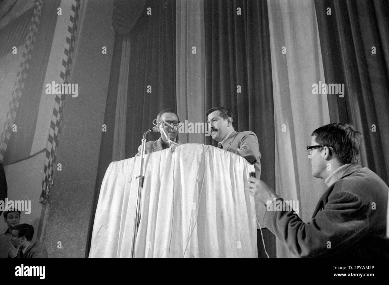 „Während des Wahlkampfes zum landesparlament 1966 tritt Günter Grass auf einer Diskussionsveranstaltung auf, die von den Liberaler Studentenbund Deutschlands (LSD) in der Löwenbräukeller in München organisiert wurde. Die Veranstaltung trägt den Titel: „Gibt es Gründe für eine Abstimmung über NDP? [Maschinelle Übersetzung]' Stockfoto