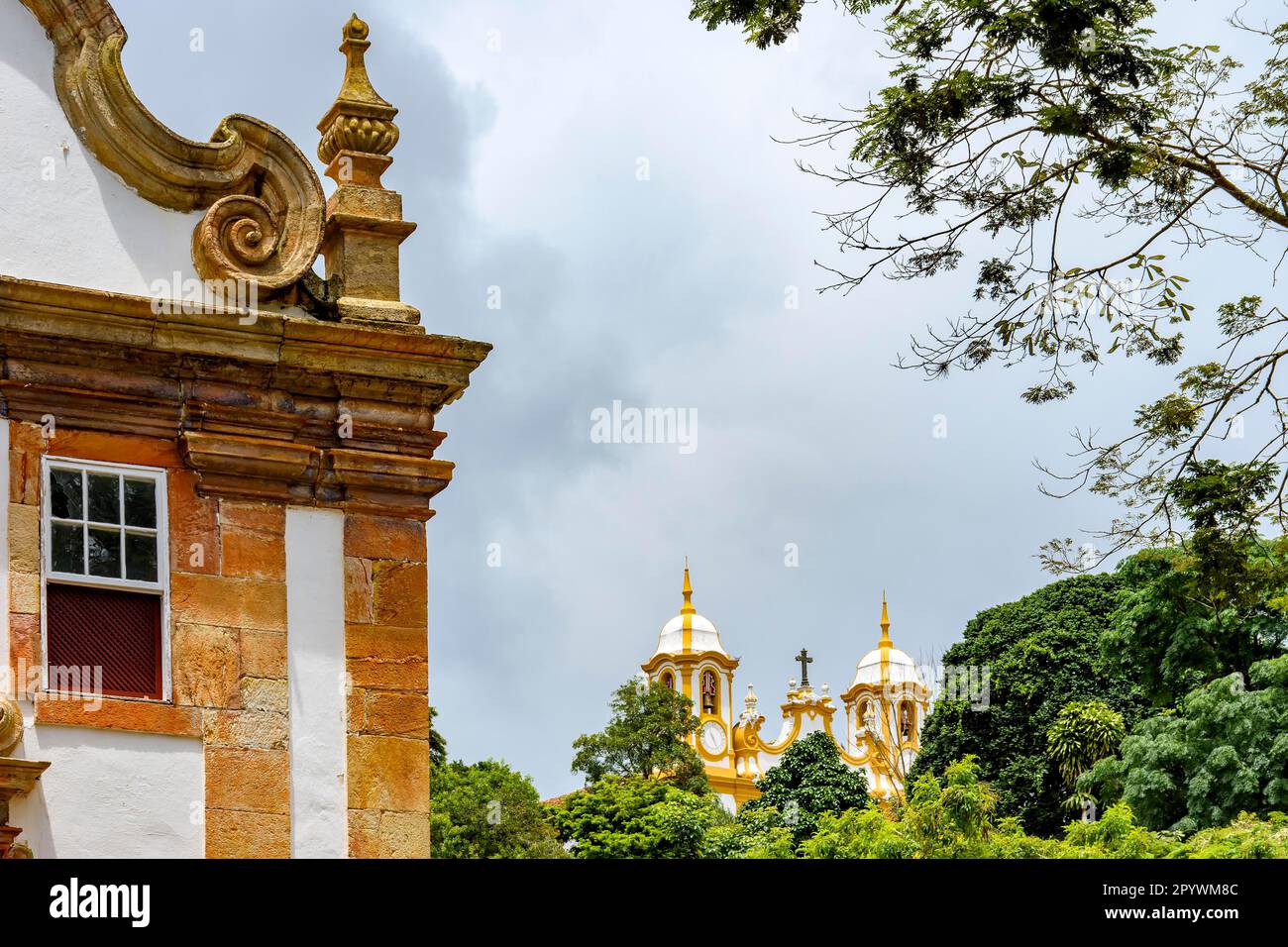 Kirchen und historische Gebäude inmitten der Vegetation der Stadt Tiradentes in Minas Gerais, Brasilien Stockfoto