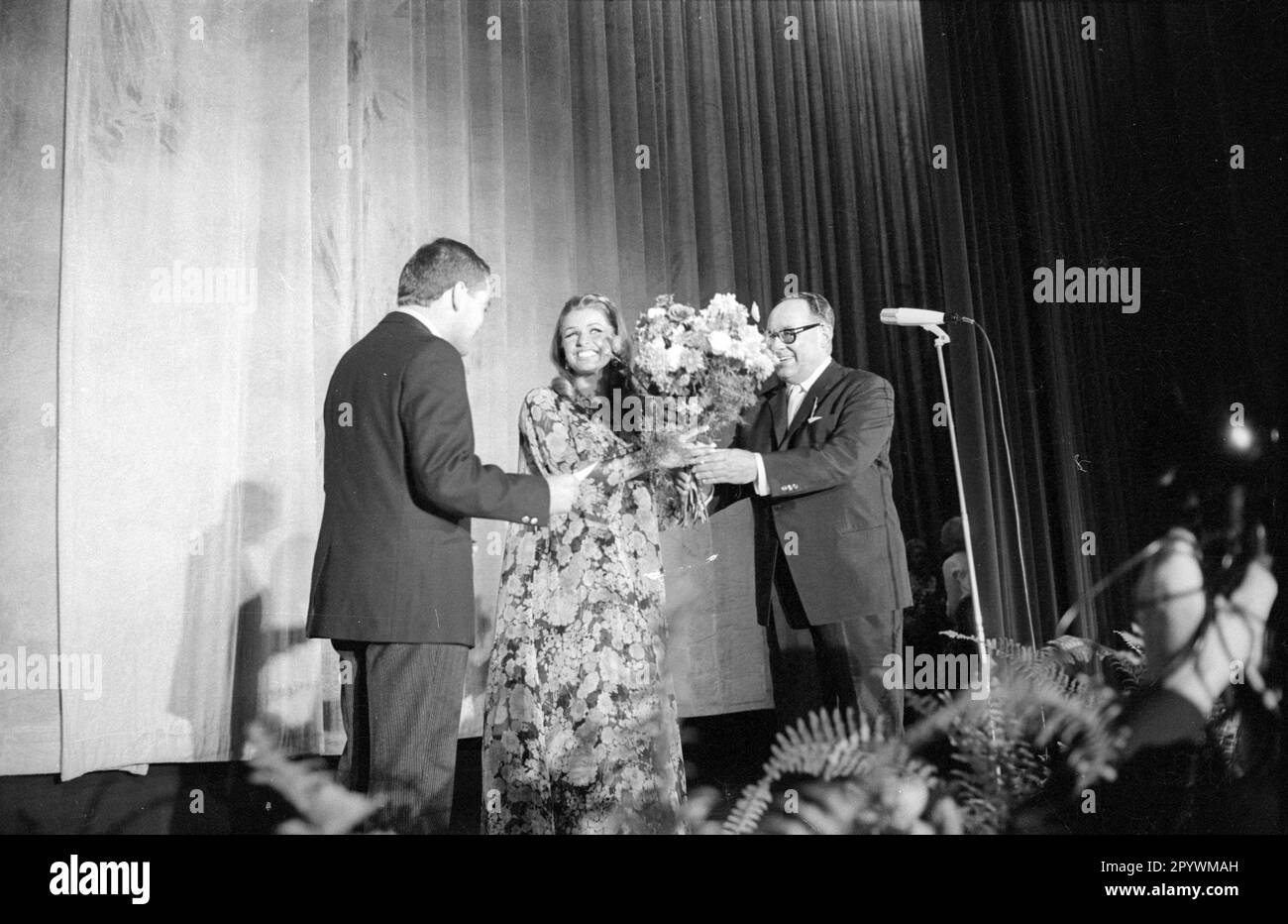 Senta Berger bei einer Vorführung ihres Films The Shadow of the Giant im Europa Filmpalast (kein Ort). [Maschinelle Übersetzung] Stockfoto