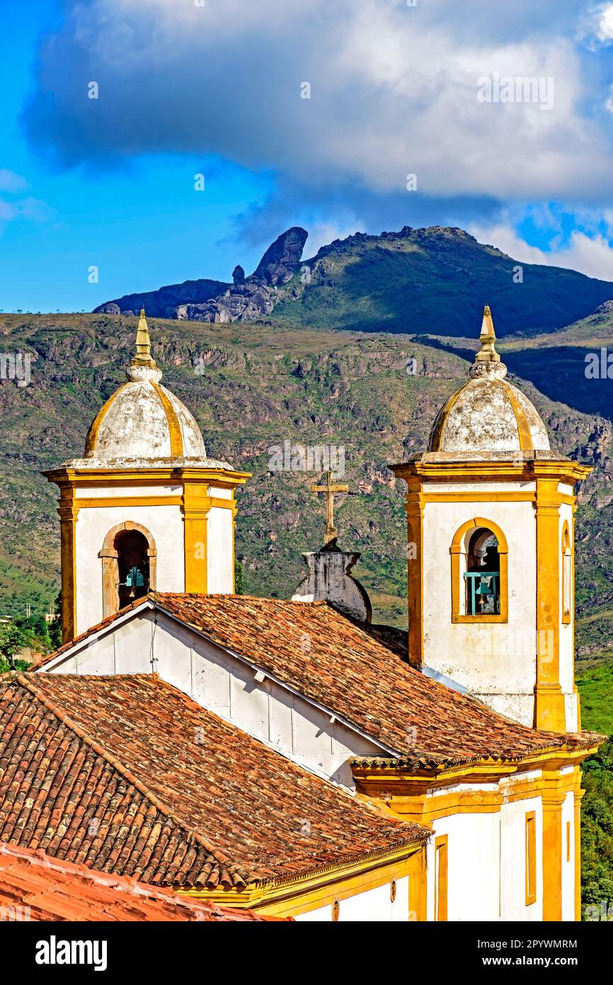 Blick auf eine von mehreren Kirchen und ihrem Glockenturm in Barock und koloniale Architektur der Stadt Ouro Preto in Minas Gerais mit seinen Bergen Stockfoto