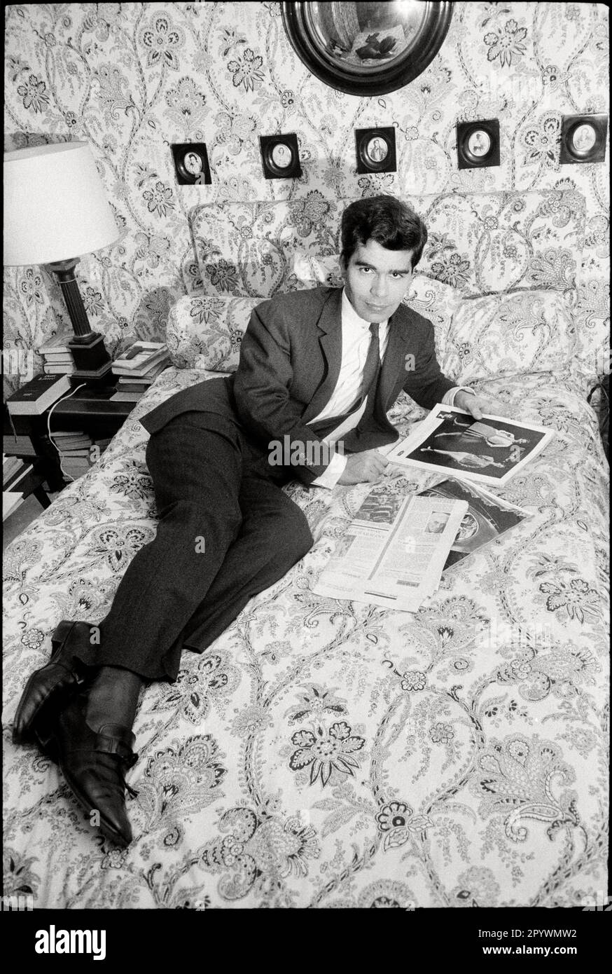 Frankreich. Paris. Dezember 1962. Der deutsche Couturier Karl Lagerfeld in seiner Zeit als künstlerischer Direktor des Hauses Jean Patou. P-GE-LAG-507 Copyright-Hinweis: Max Scheler/SZ Photo. Stockfoto
