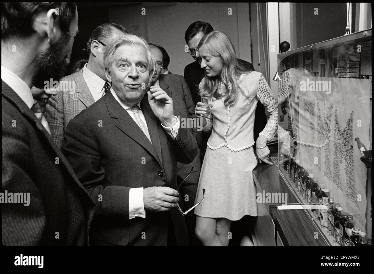 DEUTSCHLAND. Hamburg. 1964. Chefredakteur Josef MüllerMarein. Feier