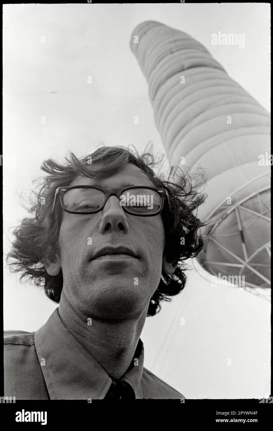 DEUTSCHLAND. Kassel. 04. 08. 1968. Bulgarischer Künstler Christo (Christo Vladimirov Javacheff) bei der Dokumenta IV mit seiner Landschaftsinstallation „5600 cubicmeter package“ Copyright-Hinweis: Max Scheler/SZ Photo. Stockfoto