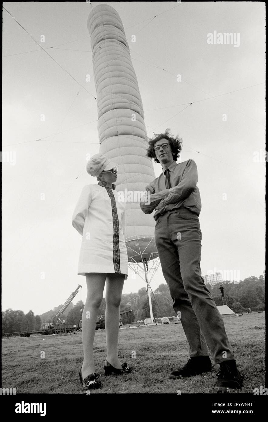 DEUTSCHLAND. Kassel. 04. 08. 1968. Künstler Christo und Jeanne-Claude (Christo Vladimirov Javacheff und Jeanne-Claude Denat de Guillebon) in der Dokumenta IV mit ihrer Landschaftsinstallation „5600 cubicmeter package“ Copyright-Hinweis: Max Scheler/SZ Photo. Stockfoto