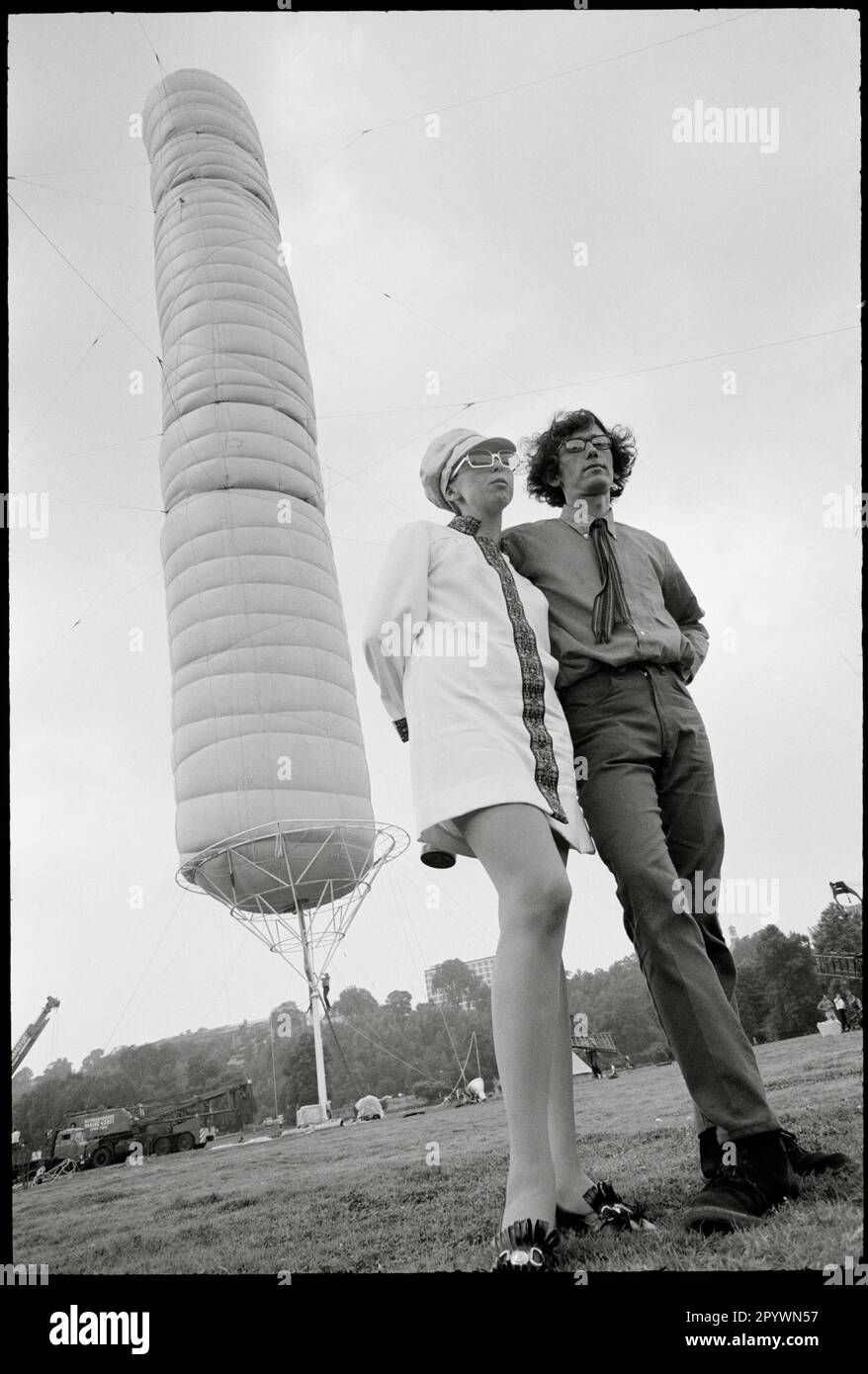DEUTSCHLAND. Kassel. 04. 08. 1968. Die Künstler Christo und Jeanne-Claude (Christo Vladimirov Javacheff und Jeanne-Claude Denat de Guillebon) in der Dokumenta IV mit ihrer Landschaftsinstallation 5600 Kubikmeter Paket. Copyright-Hinweis: Max Scheler/SZ Photo. Stockfoto