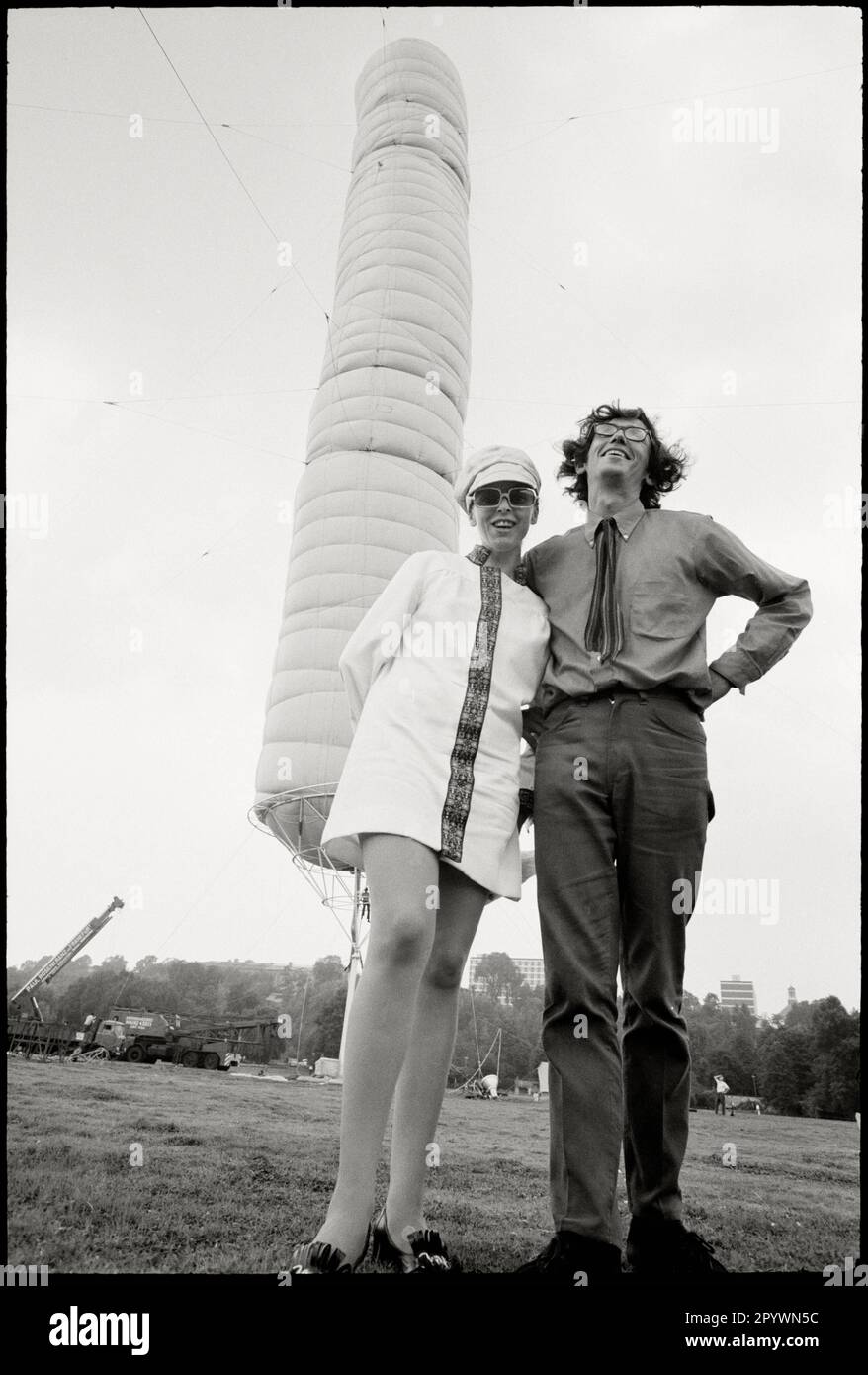 DEUTSCHLAND. Kassel. 04. 08. 1968. Künstler Christo und Jeanne-Claude (Christo Vladimirov Javacheff und Jeanne-Claude Denat de Guillebon) in der Dokumenta IV mit ihrer Landschaftsinstallation „5600 cubicmeter package“ Copyright-Hinweis: Max Scheler/SZ Photo. Stockfoto