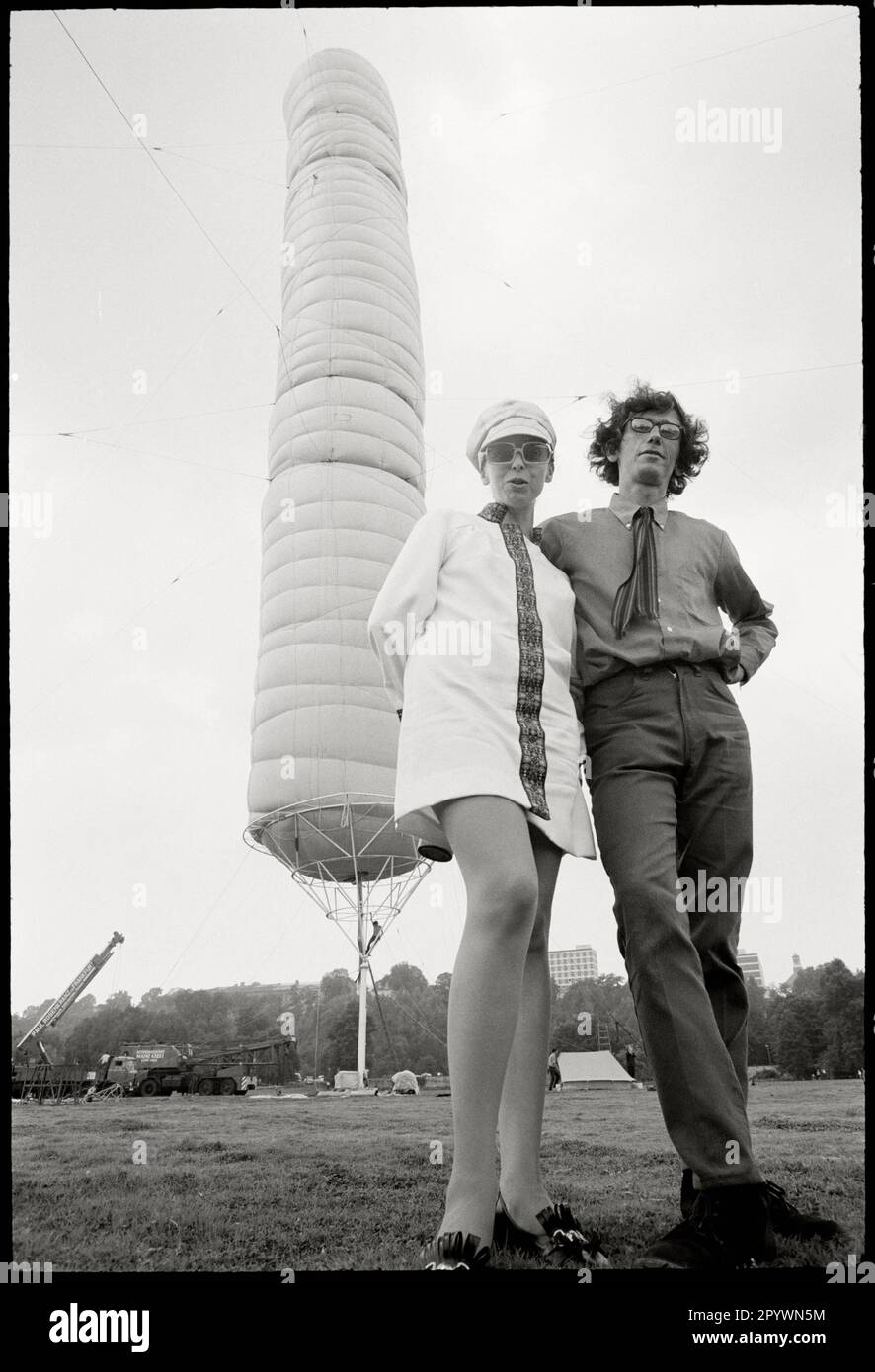 DEUTSCHLAND. Kassel. 04. 08. 1968. Künstler Christo und Jeanne-Claude (Christo Vladimirov Javacheff und Jeanne-Claude Denat de Guillebon) in der Dokumenta IV mit ihrer Landschaftsinstallation „5600 cubicmeter package“ Copyright-Hinweis: Max Scheler/SZ Photo. Stockfoto