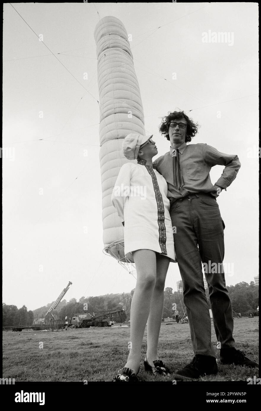 DEUTSCHLAND. Kassel. 04. 08. 1968. Künstler Christo und Jeanne-Claude (Christo Vladimirov Javacheff und Jeanne-Claude Denat de Guillebon) in der Dokumenta IV mit ihrer Landschaftsinstallation „5600 cubicmeter package“ Copyright-Hinweis: Max Scheler/SZ Photo. Stockfoto
