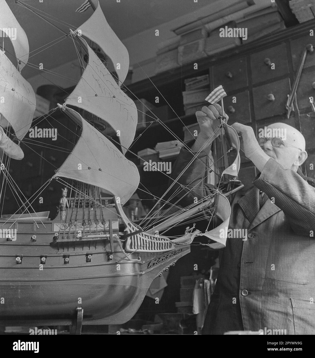 Robert Dähncke bei der Arbeit auf einem Modellschiff. [Maschinelle Übersetzung] Stockfoto