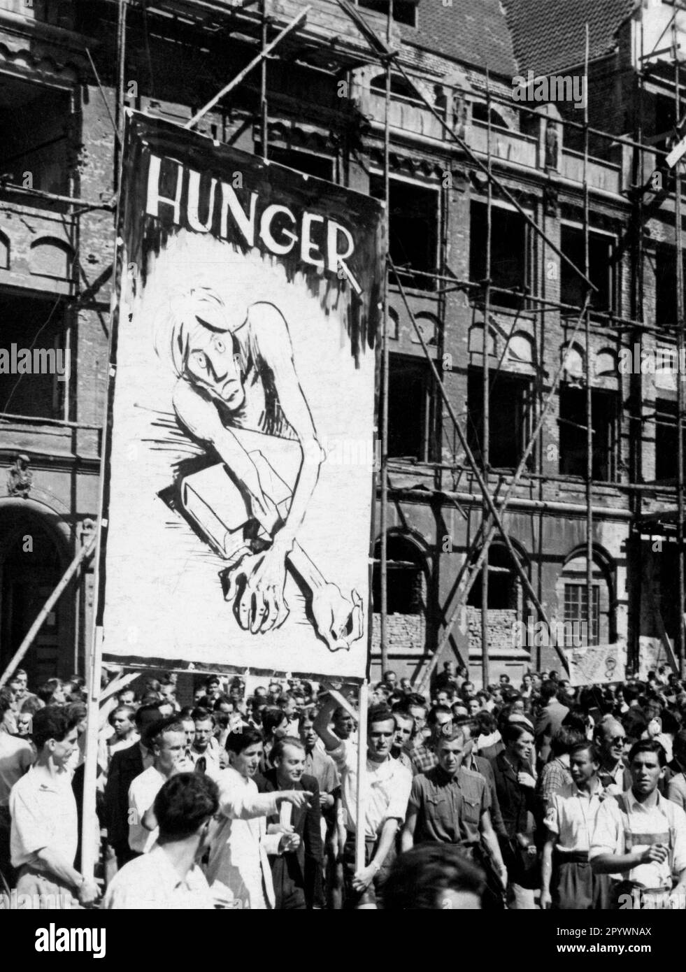 Am 17. Juni 1948 demonstrieren die Studenten gegen die schlechte Nahrungsmittelversorgung in München. [Maschinelle Übersetzung] Stockfoto