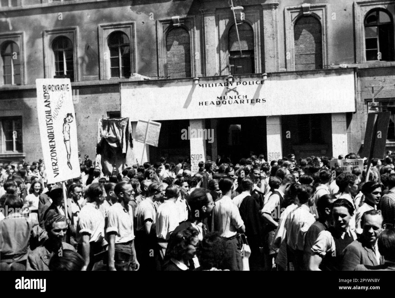 Demonstration von Schülern gegen schlechte Nahrungsmittelversorgung vor dem Hauptquartier der amerikanischen Militärpolizei in der Residenz München am 17. Juni 1948. [Maschinelle Übersetzung] Stockfoto
